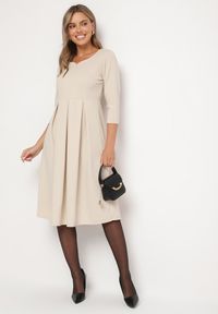 Born2be - Beżowa Rozkloszowana Sukienka z Rękawem 3/4 Nomiel. Okazja: na spotkanie biznesowe. Typ kołnierza: dekolt w kształcie V. Kolor: beżowy. Typ sukienki: rozkloszowane. Styl: klasyczny, elegancki, biznesowy #4