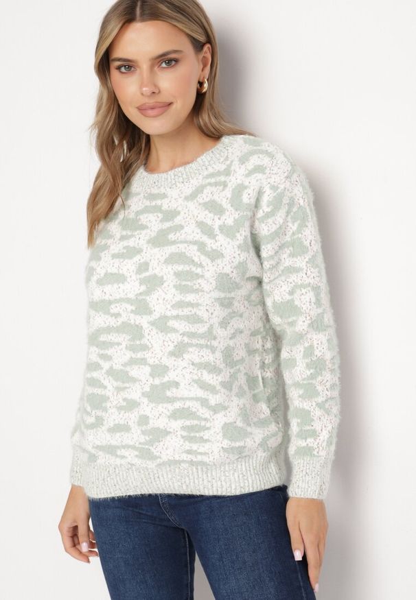 Born2be - Miętowy Sweter z Wełną o Klasycznym Kroju Zdobiony Wzorem w Cętki Zinarisa. Kolor: miętowy. Materiał: wełna. Wzór: aplikacja. Sezon: zima. Styl: klasyczny