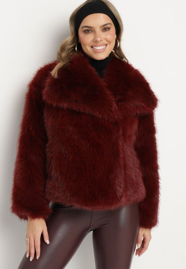 Born2be - Bordowa Futrzana Kurtka Futerko z Szerokim Kołnierzem Dannora. Okazja: na co dzień. Kolor: czerwony. Materiał: futro. Długość rękawa: długi rękaw. Długość: długie. Styl: wizytowy, glamour, klasyczny, elegancki, casual