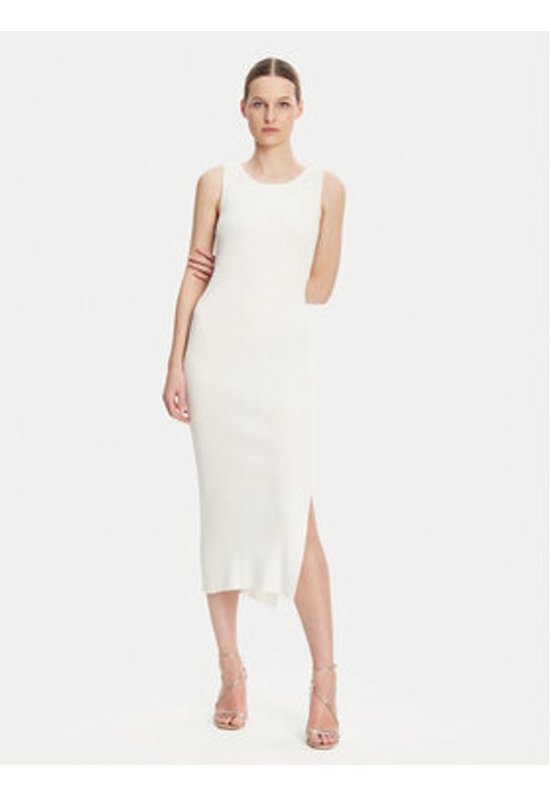 Guess Sukienka 174731 Biały Classic Fit. Kolor: biały. Materiał: wiskoza