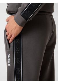 Guess Spodnie materiałowe 146279 Szary Regular Fit. Kolor: szary. Materiał: materiał #4