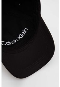 Calvin Klein czapka z daszkiem bawełniana kolor czarny z aplikacją. Kolor: czarny. Materiał: bawełna. Wzór: aplikacja #2