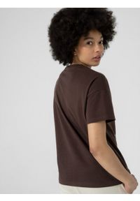 outhorn - T-shirt z nadrukiem damski - brązowy. Okazja: na co dzień. Kolor: brązowy. Materiał: dzianina, bawełna. Wzór: nadruk. Styl: casual