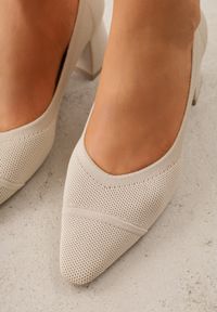 Born2be - Beżowe Dzianinowe Czółenka VICES na Niskim Słupku z Miękkim Zapiętkiem i Wkładką Soft-Step Kaleana. Okazja: na spotkanie biznesowe, na co dzień. Kolor: beżowy. Materiał: dzianina. Obcas: na słupku. Styl: elegancki, biznesowy, klasyczny, casual #10