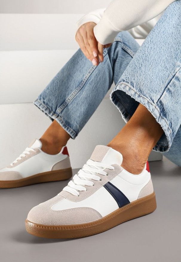 Renee - Biało-Granatowe Sneakersy Tenisówki z Geometrycznym Wzorem Hanivra. Okazja: na co dzień. Kolor: biały. Materiał: jeans. Wzór: geometria. Obcas: na płaskiej podeszwie