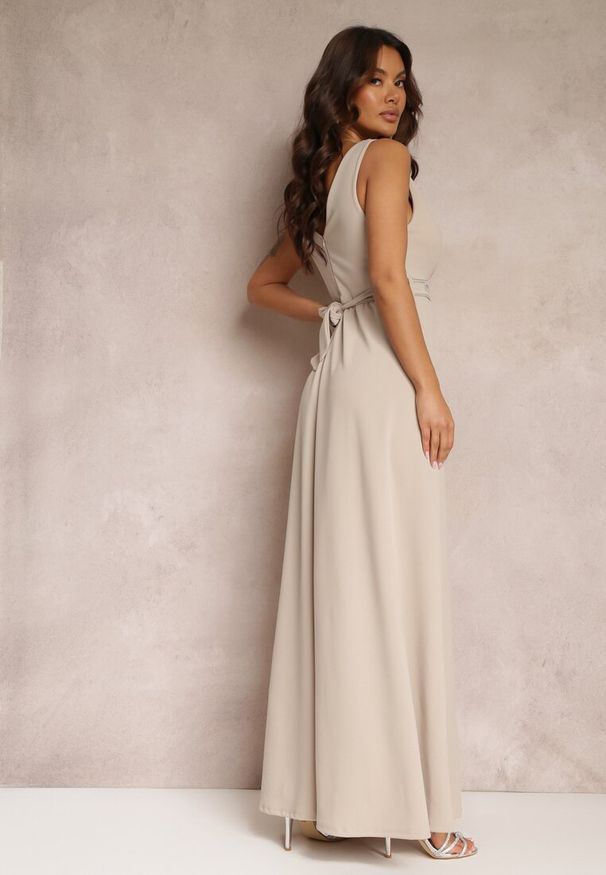 Renee - Jasnobeżowa Rozkloszowana Sukienka z Wycięciem i Paskiem w Cyrkonie Elineta. Kolor: beżowy. Materiał: materiał. Styl: elegancki