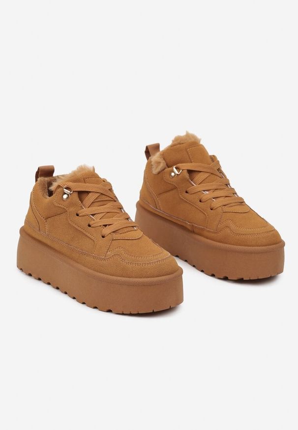 Renee - Brązowe Sneakersy Stylizowane na Śniegowce Ozdobione Futerkiem Maviena. Okazja: na co dzień. Kolor: brązowy. Materiał: futro. Wzór: aplikacja. Obcas: na platformie