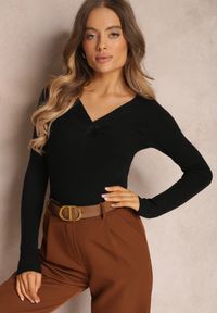 Renee - Czarny Prążkowany Sweter z Supełkiem Tarise. Kolor: czarny. Materiał: prążkowany