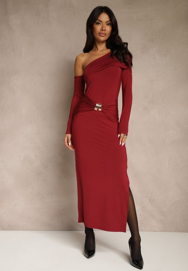 Renee - Bordowa Sukienka z Wiskozą Aplikacją Marszczeniem i Wywiniętym Dekoltem Reilenna. Kolor: czerwony. Materiał: wiskoza. Wzór: aplikacja