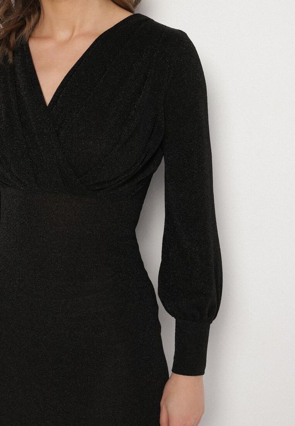 Born2be - Czarna Dopasowana Sukienka z Kopertowym Dekoltem i Bufiastymi Rękawami Ulonissa. Kolor: czarny. Materiał: tkanina. Typ sukienki: kopertowe. Styl: klasyczny