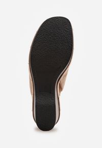 Renee - Ciemnobeżowe Klapki na Koturnie z Imitacji Drewna z Cholewką Zdobioną Nitami Elincia. Okazja: na co dzień, na plażę. Kolor: beżowy. Materiał: jeans, zamsz. Wzór: aplikacja. Sezon: lato. Obcas: na koturnie. Styl: boho, casual, elegancki #5