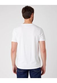 Wrangler - T-SHIRT MĘSKI WRANGLER SS LOGO TEE WHITE W742FK989. Okazja: na uczelnię. Materiał: bawełna, jeans, materiał. Wzór: nadruk. Sezon: lato. Styl: klasyczny