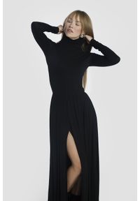 Madnezz - Sukienka Storm - czarna. Typ kołnierza: golf. Kolor: czarny. Materiał: wiskoza. Typ sukienki: dopasowane, proste. Długość: maxi #4