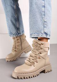 Renee - Ciemnobeżowe Trapery w Casualowym Stylu z Futerkowym Zdobieniem na Języku Taniapea. Okazja: na co dzień. Zapięcie: sznurówki. Kolor: beżowy. Materiał: jeans, puch. Szerokość cholewki: normalna. Wzór: aplikacja. Styl: klasyczny, casual, street #1