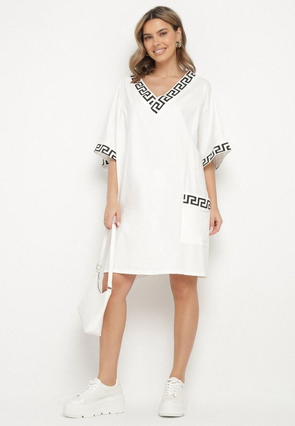 Born2be - Biała Bawełniana Sukienka o Pudełkowym Kroju z Dekoltem w Serek Amosa. Okazja: na co dzień. Typ kołnierza: dekolt w serek. Kolekcja: plus size. Kolor: biały. Wzór: aplikacja, geometria. Typ sukienki: dla puszystych. Materiał: bawełna. Długość rękawa: krótki rękaw. Sezon: lato, wiosna. Styl: elegancki, casual