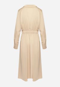 Born2be - Beżowa Rozkloszowana Sukienka o Koszulowym Kroju z Imitacją Kieszeni i Gumką w Talii Rizza. Okazja: na co dzień. Kolor: beżowy. Typ sukienki: koszulowe. Styl: wizytowy, klasyczny, casual, elegancki #3