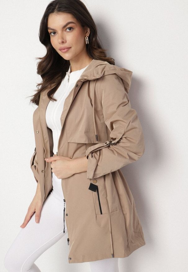 Born2be - Jasnobrązowy Płaszcz Kurtka Przeciwwiatrowa z Kapturem Amilina. Okazja: na spacer, na co dzień. Typ kołnierza: kaptur. Kolor: brązowy. Materiał: wełna, jeans. Wzór: aplikacja. Styl: casual, elegancki