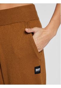 DKNY Sport Spodnie dresowe DP2P2828 Brązowy Regular Fit. Kolor: brązowy. Materiał: dresówka, syntetyk #4