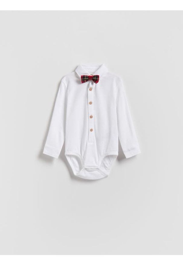 Reserved - Bawełniane body z muszką - biały. Kolor: biały. Materiał: bawełna