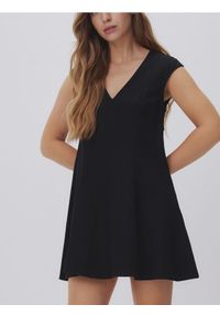 Reserved - Sukienka z wycięciem na plecach - czarny. Kolor: czarny. Materiał: wiskoza, tkanina, len #1