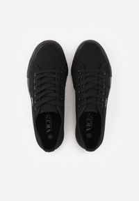 Born2be - Czarne Klasyczne Trampki VICES w Stylu Basic Riovanna. Okazja: na co dzień. Kolor: czarny. Materiał: jeans. Szerokość cholewki: normalna. Styl: klasyczny #9