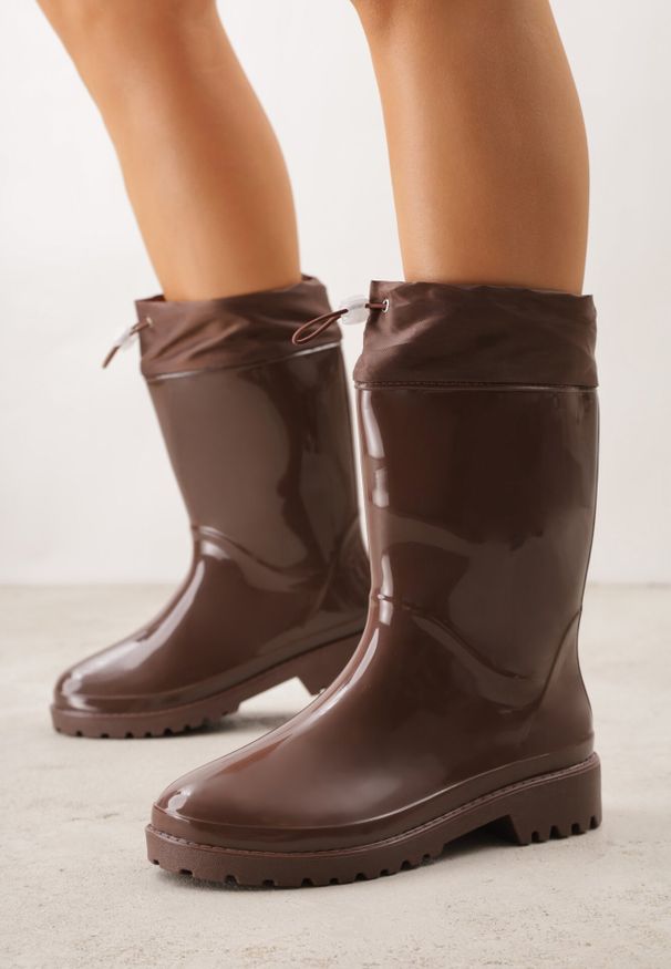 Born2be - Brązowe Lakierowane Kalosze ze Ściąganą Cholewką Fevaselle. Okazja: na spacer, na co dzień. Kolor: brązowy. Materiał: lakier. Szerokość cholewki: normalna. Styl: casual, klasyczny