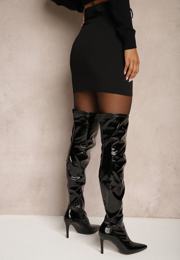 Renee - Czarna Spódnica Ołówkowa High Waist Ozdobiona Paskiem z Metaliczną Klamrą Avarie. Stan: podwyższony. Kolor: czarny. Materiał: dzianina. Wzór: aplikacja