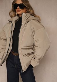 Renee - Beżowa Oversizowa Kurtka z Kapturem i Pikowanymi Przeszyciami Unavella. Okazja: na co dzień. Typ kołnierza: kaptur. Kolor: beżowy. Materiał: jeans. Styl: casual