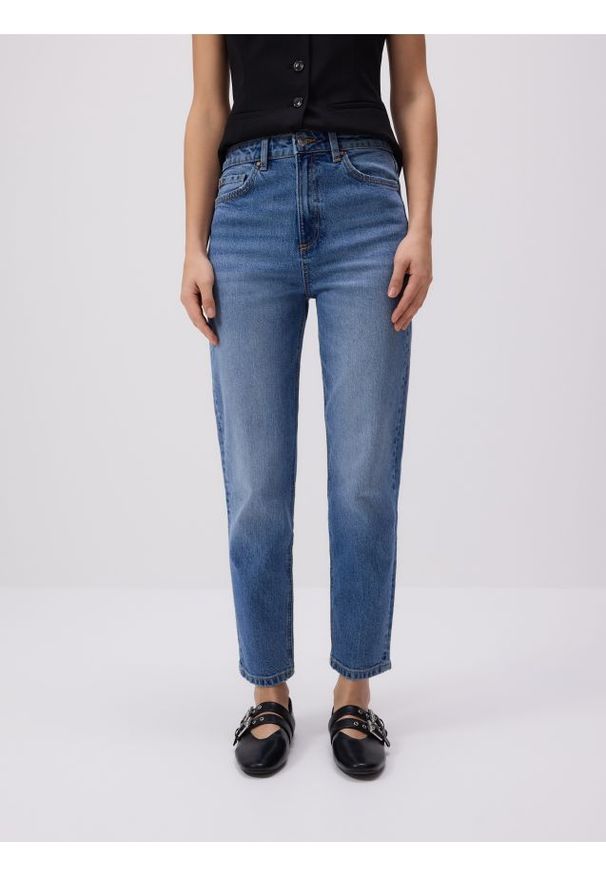 Reserved - Jeansy mom fit slim - niebieski. Stan: podwyższony. Kolor: niebieski