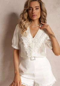 Renee - Jasnobeżowa Bluzka z Koronkowym Dekoltem Amrina. Kolor: beżowy. Materiał: koronka. Długość rękawa: krótki rękaw. Długość: krótkie