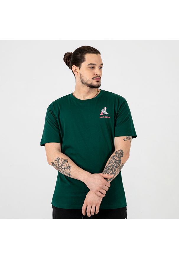 Koszulka New Balance MT13934NWG - zielona. Okazja: na co dzień. Kolor: zielony. Materiał: bawełna, materiał. Wzór: nadruk, kolorowy. Styl: sportowy, casual