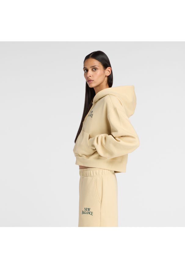 Bluza damska New Balance WJ61W2EEABC – żółta. Okazja: na co dzień. Typ kołnierza: kaptur. Kolor: żółty. Materiał: materiał, bawełna, dresówka, poliester. Wzór: napisy. Styl: klasyczny, casual