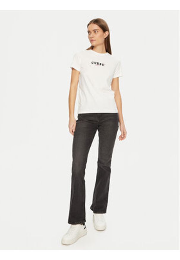 Guess Jeans T-Shirt W5RI54 J1314 Biały Regular Fit. Kolor: biały. Materiał: bawełna
