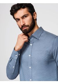 Ombre Clothing - Męska koszula SLIM FIT z ozdobnej tkaniny z kieszonką – niebieska V1 - Rozmiar: XL. Okazja: do pracy. Typ kołnierza: kołnierzyk klasyczny. Kolor: niebieski. Materiał: tkanina. Wzór: haft, ze splotem. Styl: klasyczny, elegancki