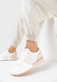Born2be - Biało-Różowe Sneakersy Dalimara. Kolor: biały. Materiał: materiał, nubuk, syntetyk. Wzór: aplikacja