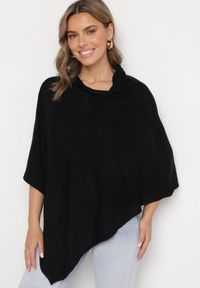Born2be - Czarna Asymetryczna Bluzka w Stylu Narzutki Oversize Otisha. Okazja: na co dzień. Typ kołnierza: dekolt w kształcie V. Kolor: czarny. Materiał: jeans. Styl: elegancki, casual #6