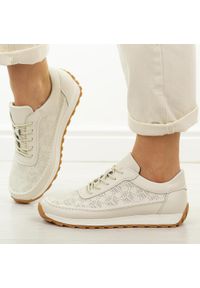 Beżowe skórzane półbuty damskie Sergio Leone Sp001. Okazja: na co dzień. Nosek buta: okrągły. Zapięcie: sznurówki. Kolor: beżowy. Materiał: skóra. Szerokość cholewki: normalna. Sezon: wiosna, jesień, lato. Styl: casual, elegancki, sportowy, klasyczny #1