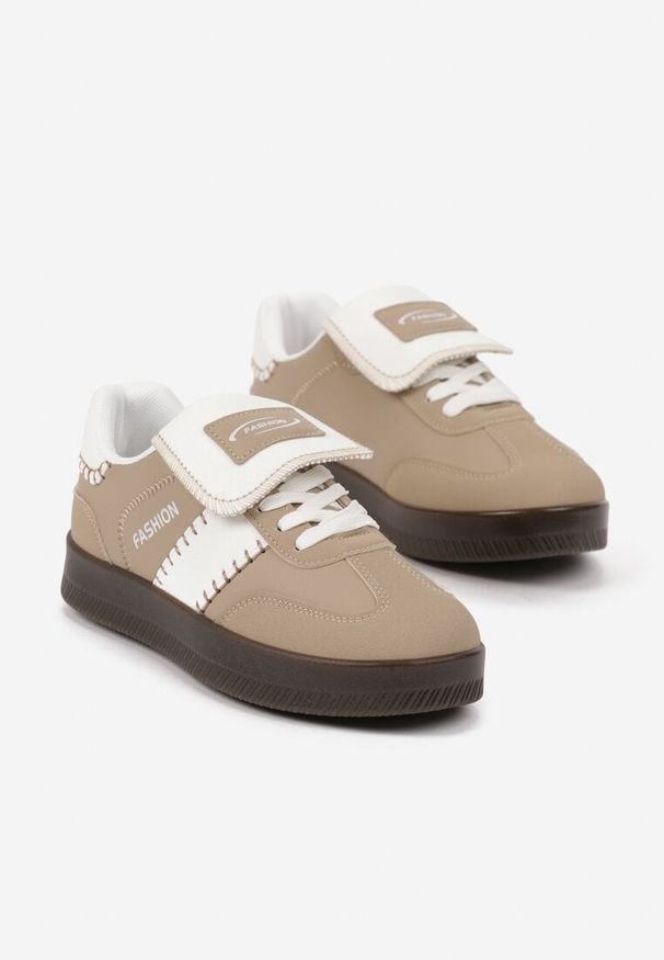 Renee - Ciemnobeżowe Sneakersy na Platformie z Kontrastującymi Detalami i Wywiniętym Językiem Amirila. Nosek buta: okrągły. Zapięcie: sznurówki. Kolor: beżowy. Materiał: materiał. Obcas: na platformie. Wysokość obcasa: niski