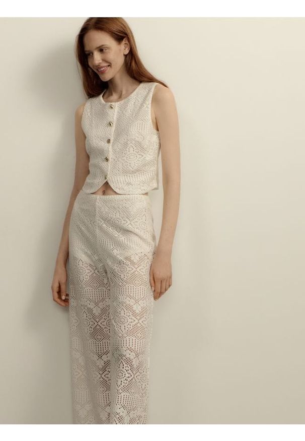 Reserved - Ażurowe spodnie z bawełną - kremowy. Kolor: kremowy. Materiał: bawełna. Wzór: ażurowy