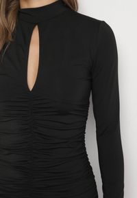 Born2be - Czarna Sukienka Dopasowana z Marszczeniami i Wycięciem na Dekolcie Zaivina. Kolor: czarny. Materiał: wiskoza. Typ sukienki: proste. Styl: wizytowy, klasyczny #4
