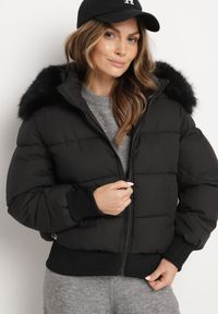 Born2be - Czarna Pikowana Kurtka z Szerokimi Ściągaczami i Ozdobnym Futrem przy Kapturze Inandria. Okazja: na co dzień, do pracy, na spotkanie biznesowe. Kolor: czarny. Materiał: futro. Długość rękawa: długi rękaw. Długość: długie. Styl: biznesowy, klasyczny, casual, elegancki #1