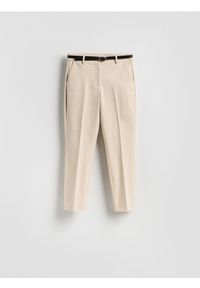Reserved - Spodnie cygaretki z paskiem - beżowy. Kolor: beżowy. Materiał: bawełna, tkanina #1