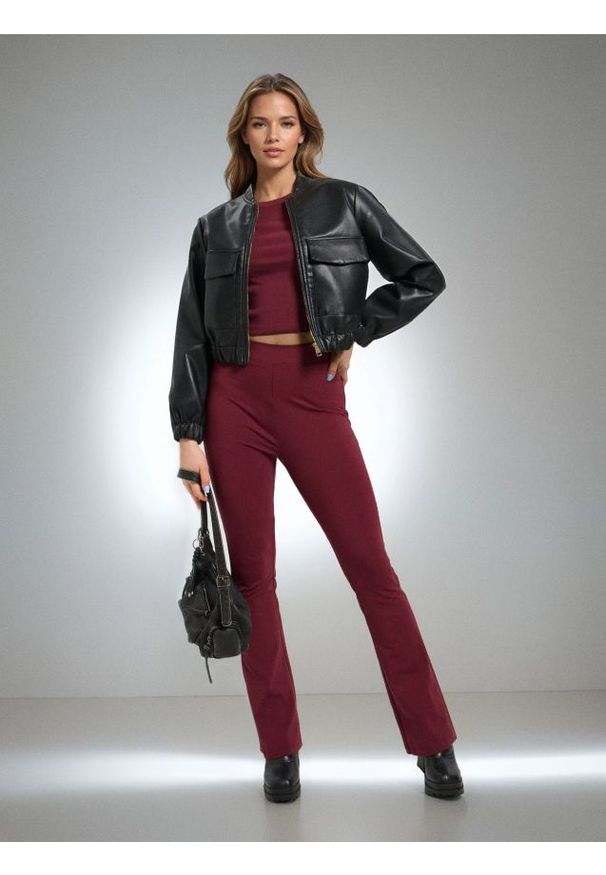 Sinsay - Spodnie flare - bordowy. Kolor: czerwony