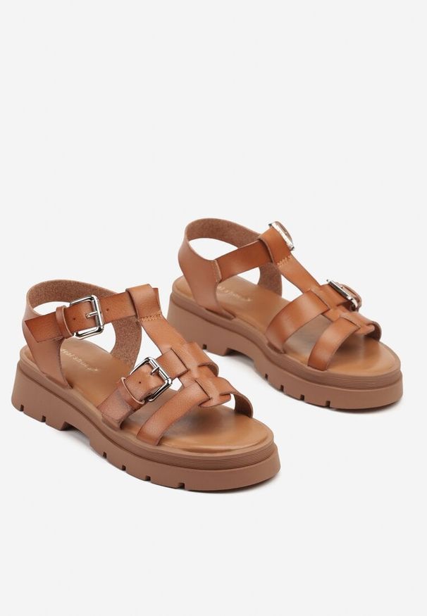 Renee - Brązowe Sandały Typu Gladiatorki Grunge Zapinane na Sprzączki Fenilda. Okazja: na co dzień. Zapięcie: sprzączka. Kolor: brązowy. Materiał: jeans. Sezon: lato, wiosna. Styl: elegancki, casual