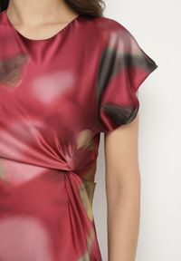 Born2be - Czerwona Rozkloszowana Sukienka w Abstrakcyjny Print z Ozdobnym Marszczeniem Tillanara. Okazja: na imprezę. Kolor: czerwony. Wzór: nadruk. Styl: elegancki, wizytowy #3