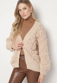 Born2be - Brązowy Kardigan Ozdobiony Pomponami Besida. Okazja: na co dzień. Kolor: brązowy. Materiał: wiskoza, jeans, wełna. Wzór: aplikacja. Styl: elegancki, casual, boho #6