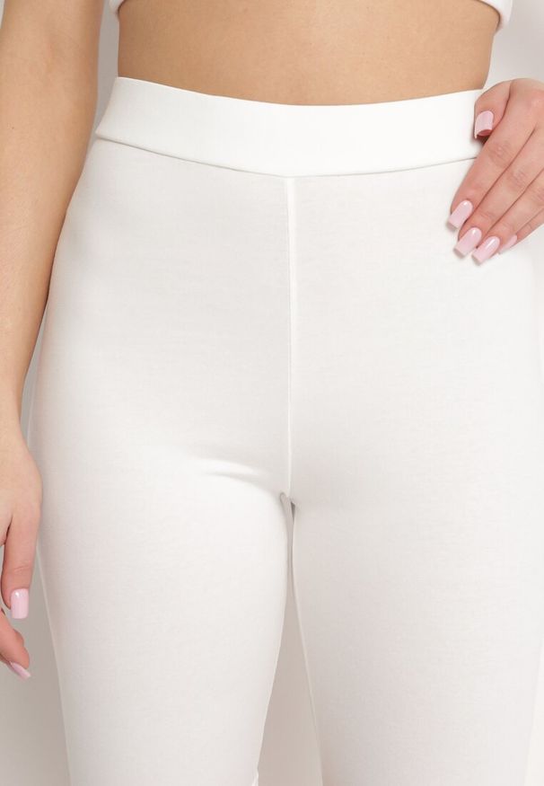 Born2be - Białe Bawełniane Szorty Kolarki przed Kolano z Elastyczną Gumką w Pasie Harmmonia. Okazja: na co dzień. Kolor: biały. Materiał: bawełna. Styl: casual, elegancki