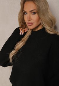 Renee - Czarny Pudełkowy Golf z Wełną o Klasycznym Kroju Parista. Typ kołnierza: golf. Kolor: czarny. Materiał: wełna. Sezon: zima. Styl: klasyczny