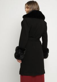 Born2be - Czarny Elegancki Płaszcz o Dwurzędowym Kroju z Futerkiem Landrie. Okazja: na co dzień. Kolor: czarny. Materiał: futro. Styl: elegancki #6