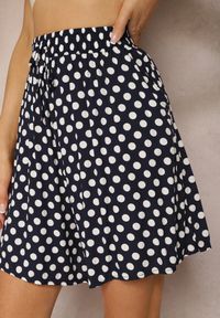 Renee - Granatowe Szorty High Waist z Bawełny o Luźnym Kroju w Kropki Seleviana. Okazja: na co dzień. Stan: podwyższony. Kolor: niebieski. Materiał: bawełna. Wzór: kropki. Styl: retro, elegancki, casual